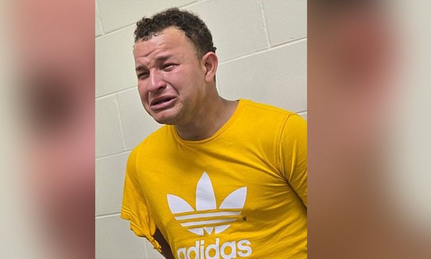 Ramón Jesús Carpintero Luna, de 26 años, llora al ser detenido por oficiales del condado de Polk Ramón Jesús Carpintero Luna, de 26 años, llora al ser detenido por oficiales del condado de Polk