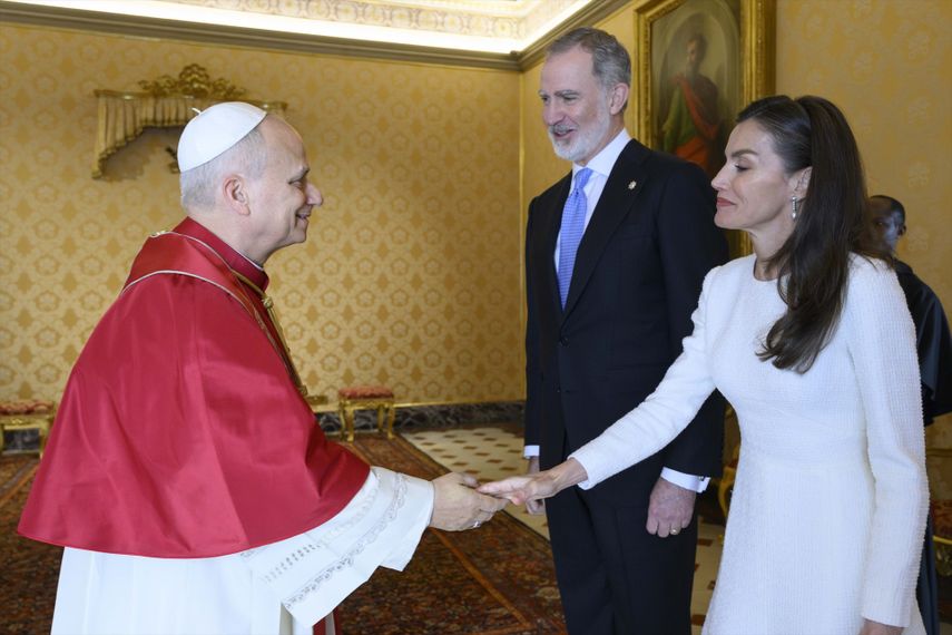 Los Reyes Felipe VI y Letizia saludan al Papa León XIV durante su audiencia privada en el Vaticano, este viernes 20 de marzo de 2026. &nbsp;
