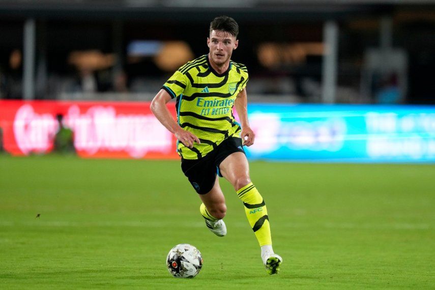 Declan Rice, del Arsenal, conduce el balón en el segundo tiempo del partido de fútbol en contra de las Estrellas de la MLS, el miércoles 19 de julio de 2023, en Washington.&nbsp;