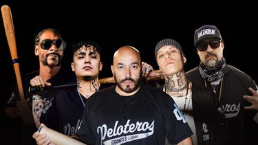 En esta portada proporcionada por Z Records Snoop Dogg, de izquierda a derecha, Aleman, Lupillo Rivera, Santa Fe Klan y B-Real. Su sencillo Grandes Ligas será lanzado el 14 de mayo de 2021.