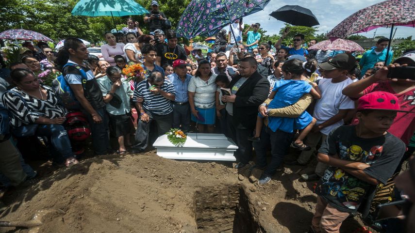 Familiares y vecinos asisten al funeral del niño Teyler Leonardo, de 14 meses,&nbsp; que murió alcanzado por una bala en Managua.