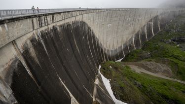 Pared de la represa Mooserboden cerca de Kaprun, Austria, donde los trabajadores subterráneos están ocupados en uno de los sitios de construcción más espectaculares de Europa, un símbolo de una Austria dependiente de la energía hidroeléctrica que ya se está adaptando al calentamiento global y preparando alternativas.
