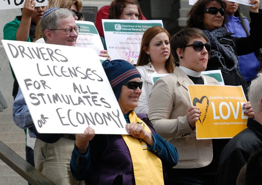 Activistas participan en una protesta donde pidieron licencias de conducir para inmigrantes indocumentados en EEUU. (EFE/Archivo)