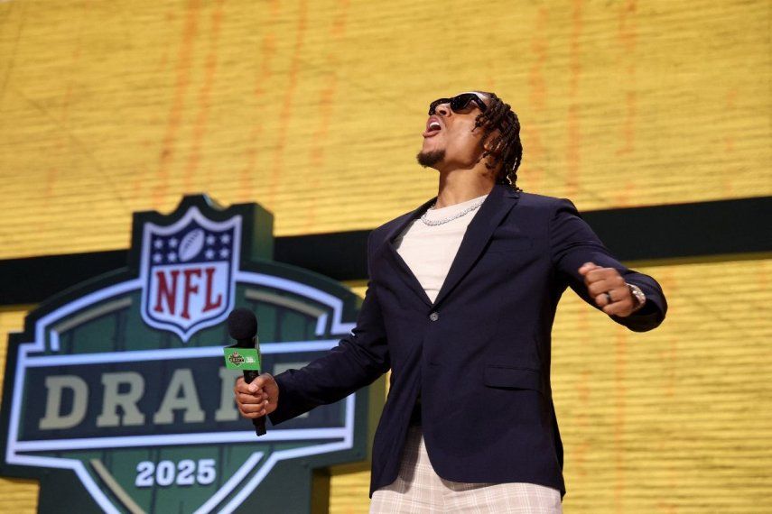 Jonathan Taylor habla durante la segunda ronda del Draft de la NFL de 2025 en Lambeau Field el 25 de abril de 2025 en Green Bay, Wisconsin.