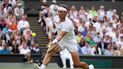 ARCHIVO - El español Rafael Nadal regresa un tiro de Taylor Fritz en partido de Wimbledon, en Londres, el miércoles 6 de julio de 2022. 