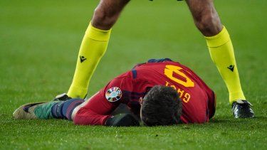 El centrocampista español #09 Gavi se encuentra en el césped durante el partido de fútbol de clasificación del grupo A de la UEFA Euro 2024 entre España y Georgia en el estadio José Zorrilla de Valladolid el 19 de noviembre de 2023. El FC Barcelona confirmó la lesión del joven jugador &nbsp;