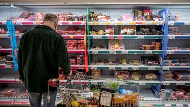 Un cliente observa los elevados precios en un supermercado.&nbsp;