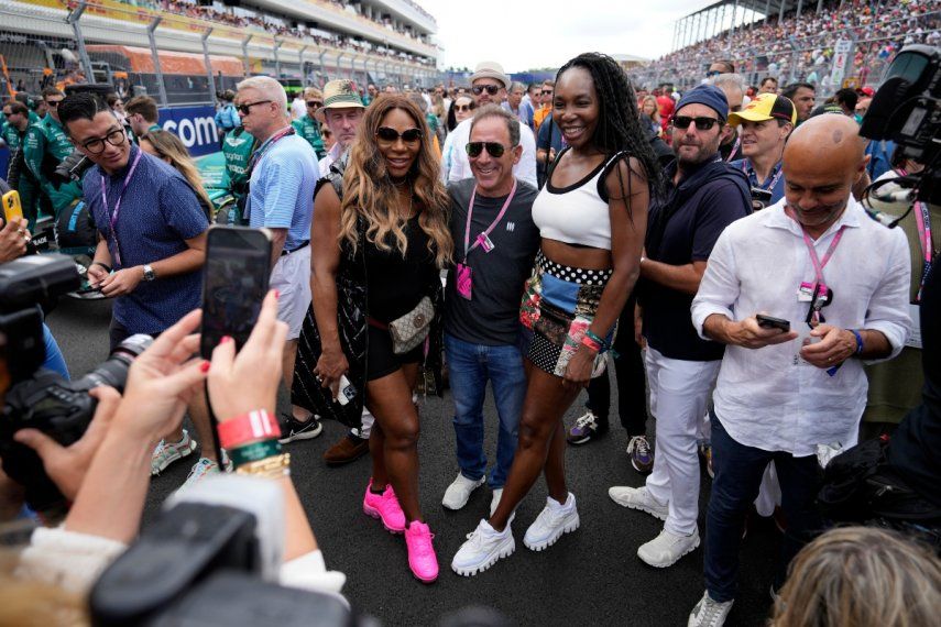 Serena Williams, Venus Williams posan con un aficionado de la Fórmula 1 en la parrilla de salida antes del inicio del Gran Premio de Miami el domingo 7 de mayo dle 2023.&nbsp;