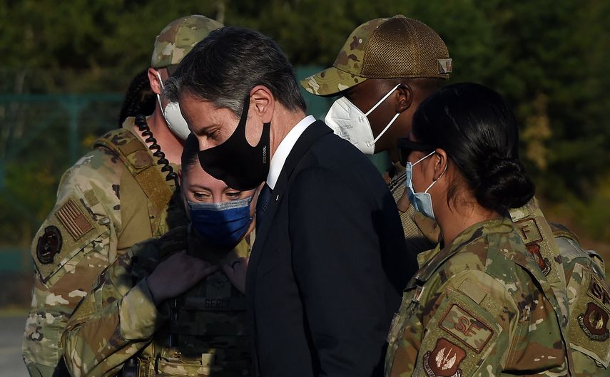 El secretario de Estado de EEUU, Antony Blinken (C), sube a un avión después de posar para una fotografía con soldados estadounidenses antes de partir de la base aérea de Ramstein en Alemania el 8 de septiembre de 2021.&nbsp;&nbsp; &nbsp;