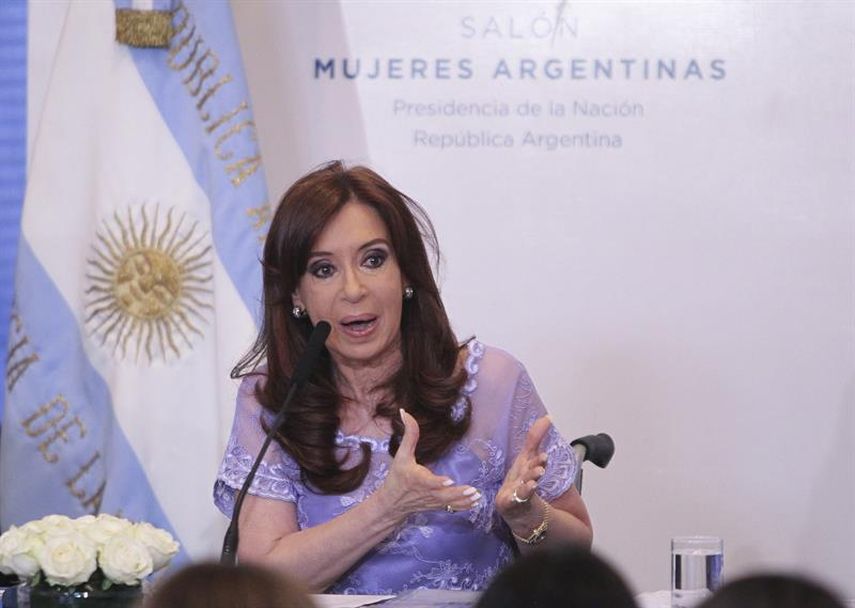 La presidenta de Argentina Cristina Fernández habla el viernes 30 de enero de 2015, durante un acto en la Casa Rosada en Buenos Aires. (EFE)