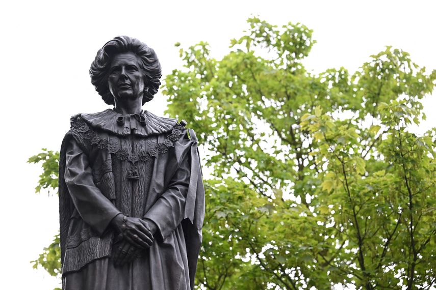 Una fotografía tomada el 16 de mayo de 2022 muestra la estatua recién instalada de la difunta primera ministra británica Margaret Thatcher, en su ciudad natal de Grantham, Lincolnshire. La estatua fue revelada el 15 de mayo de 2022.