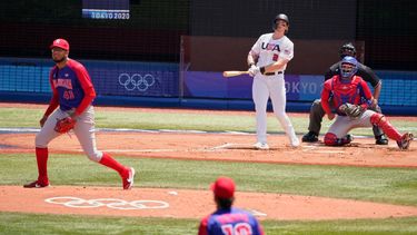 El estadounidense Triston Casas (26) observa su jonrón contra el lanzador dominicano Denyi Reyes (41) en el béisbol de los Juegos Olímpicos