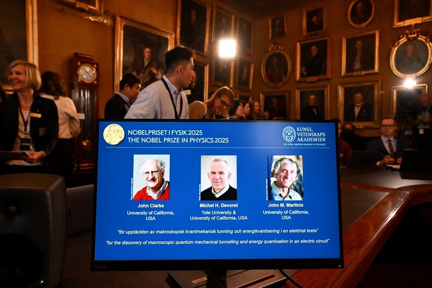 El británico John Clarke, el francés Michel H. Devoret y el estadounidense John M. Martinis fueron galadordanos con el Premio Nobel de Física