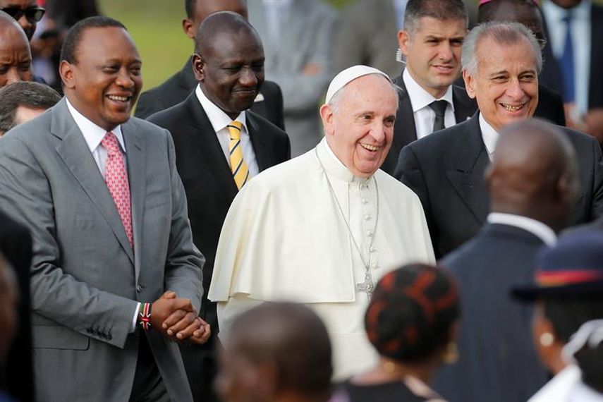 El papa Francisco junto al presidente keniano Uhuru Keniata a su llegada al aeropuerto Internacional Jomo Kenyatta de Nairobi, Kenia.(EFE)