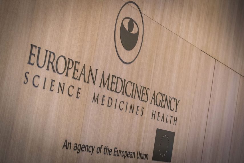 Esta foto de archivo tomada el 15 de noviembre de 2019 muestra el logotipo de la Agencia Europea de Medicamentos (EMA) en la entrada de su nuevo edificio sede en Ámsterdam. El regulador de medicamentos de la UE, que actualmente está sopesando la posibilidad de otorgar una aprobación especial para varias vacunas contra el coronavirus, dijo el 9 de diciembre de 2020 que había sido víctima de un ciberataque. La EMA ha sido objeto de un ciberataque. La Agencia ha lanzado rápidamente una investigación completa, en estrecha cooperación con las fuerzas del orden y otras entidades relevantes, dijo la Agencia Europea de Medicamentos con sede en Ámsterdam en un comunicado.