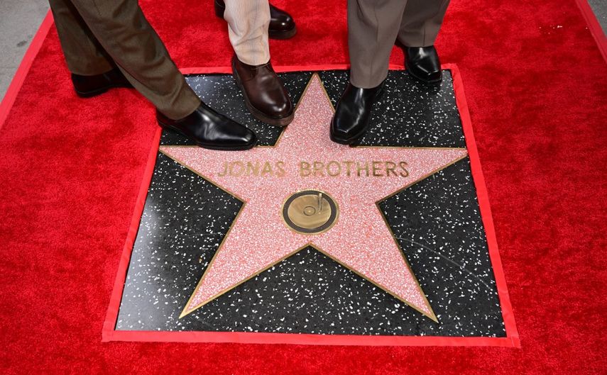 Kevin Jonas, Nick Jonas y Joe Jonas de la banda estadounidense Jonas Brothers posan para fotos con su recién estrenada estrella del Paseo de la Fama de Hollywood en Hollywood, California, el 30 de enero de 2023.