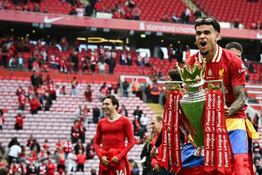 El mediocampista colombiano #07 del Liverpool, Luis Díaz, celebra con el trofeo de la Premier League al final del partido de fútbol de la Premier League inglesa entre el Liverpool y el Crystal Palace en Anfield en Liverpool, noroeste de Inglaterra el 25 de mayo de 2025. El 30 de julio de 2025, el Bayern Munich completó el fichaje del delantero Luis Díaz del Liverpool