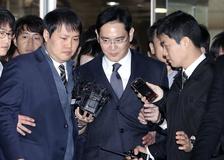 Lee&nbsp;Jae-yong&nbsp;(c), heredero del grupo Samsung, sale de la corte después de una audiencia en Seúl (Corea del Sur)