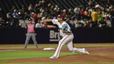 El derecho Jesús Vargas, de Venezuela, lanza durante un desafío ante Japón en la Serie del Caribe, el 4 de febrero de 2025.