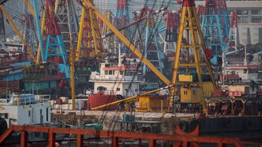 Buques de grúa operan en el puerto de Yau Ma Tei, en Hong Kong, China.