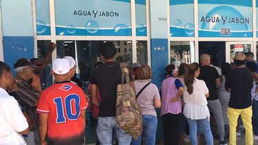 Un grupo de personas hace fila frente a un comercio en La Habana para comprar productos de aseo en medio de una profunda crisis de abastecimiento.