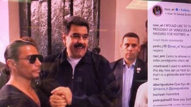 El famoso chef&nbsp;Nusret Gökçe saluda al dictador venezolano Nicolás Maduro en su restaurante en Estambul.