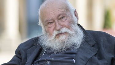 El artista de acción Hermann Nitsch está frente a la Festspielhaus en Bayreuth, Alemania, 23 de julio de 2021. Nitsch, un vanguardista austríaco conocido entre otras cosas por sus pinturas de acción creadas con sangre y entrañas de animales, ha muerto, se informó el martes 19 de abril de 2022.