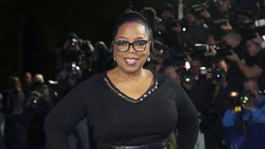 En esta foto del 13 de marzo de 2018, Oprah Winfrey posa al llegar al estreno de la película A Wrinkle In Time en Londres.