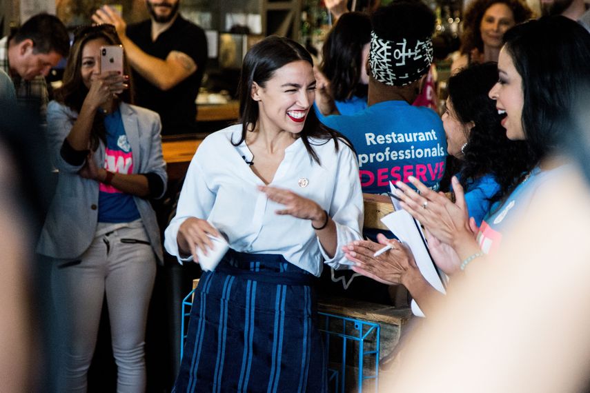 Alexandria Ocasio-Cortez, imagen visible del ala más progresista de su partido y diana de las críticas más afiladas del conservador&nbsp;Partido Republicano&nbsp;de&nbsp;Donald Trump, aboga por un aumento del salario mínimo federal a 15 dólares la hora