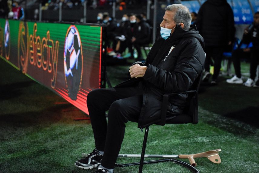 El entrenador Óscar Washington Tabárez durante un duelo de eliminatorias entre Uruguay y Bolivia