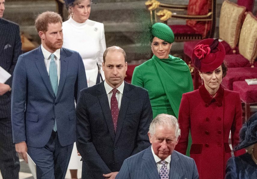 Meghan vestida de verde con un pequeño sombrero estilo beret ladeado y zapatos nude, Enrique con traje azul y corbata clara del mismo color, se sentaron en segunda fila.