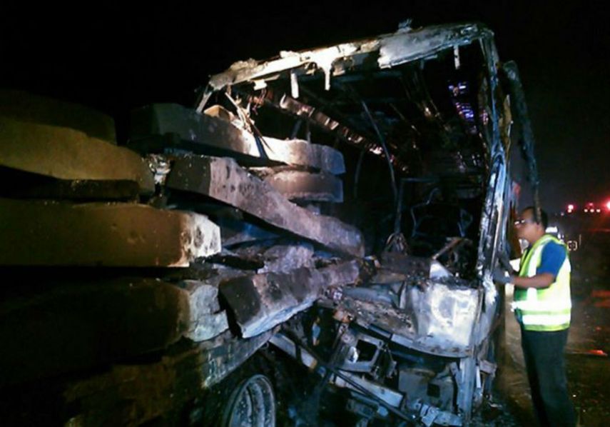 Al colisionar con el trailer el autobús de la Línea ADO comenzó a incendiarse