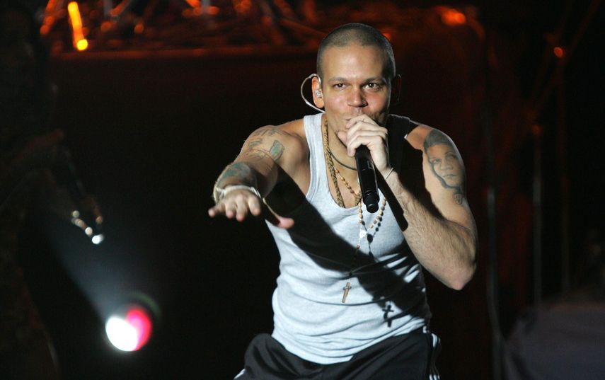 Residente&nbsp;saltó a la fama con el grupo Calle 13 y canciones como Atrevete te, pero en 2015 inició su carrera como solista con un enfoque hacia la música urbana con letras de crítica social y política.