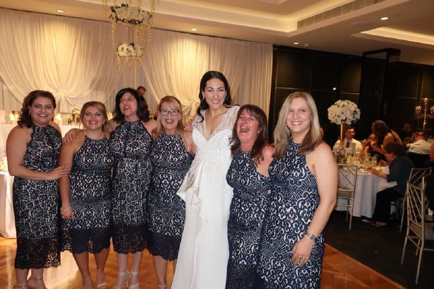 La novia junto a sus invitadas que vistieron igual,&nbsp;