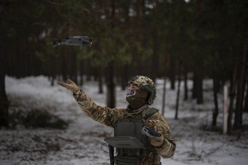 Un militar ucraniano recibe un dron durante una exhibición cerca de la frontera con Bielorrusia, Ucrania, el miércoles 1 de febrero de 2023.