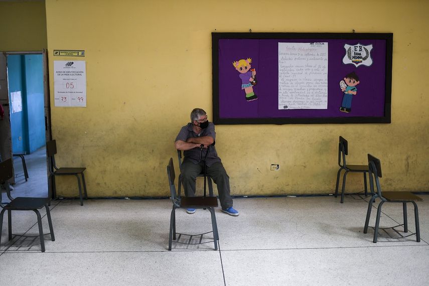 Un votante solitario espera el turno para emitir su voto durante las elecciones para elegir a los miembros de la Asamblea Nacional en Caracas, Venezuela, el domingo 6 de diciembre de 2020.&nbsp;&nbsp;