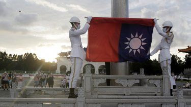 &nbsp;Dos soldados doblan la bandera nacional durante la ceremonia diaria de izado de bandera en la plaza Liberty en Taipéi, Taiwán, el 30 de julio de 2022. Taiwán dijo el lunes que seis globos chinos pasaron o bien sobre su isla o por el espacio aéreo justo al norte, y también se detectaron aviones y barcos militares chinos en la zona.&nbsp;