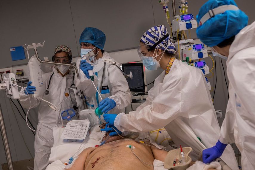 Un equipo médico del Hospital Enfermera Isabel Zendal practica una broncoscopia con fibra óptica a un paciente de la sala de UCI de COVID-19 del centro, en Madrid, España, el lunes 18 de enero de 2021.&nbsp;