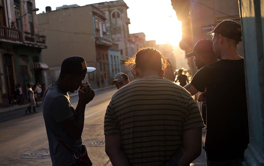 Imagen de archivo de un grupo de hombres que conversan en una calle en La Habana.