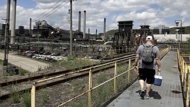 Un trabajador se presenta para cumplir su turno en la planta siderúrgica US Steel Coke Works de Clairton, Pensilvania, el 2 de mayo del 2019. 