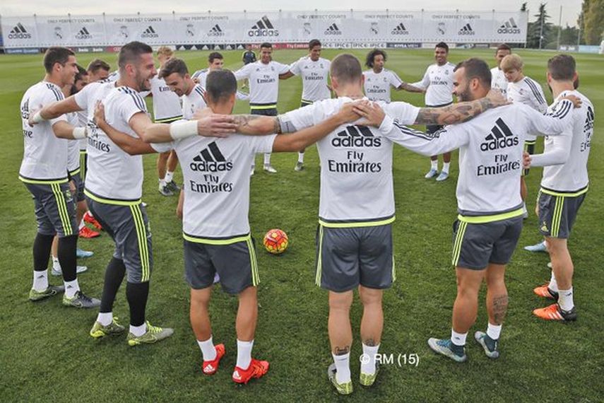 La plantilla se reunió tras el último entrenamiento previo al juego. (REAL MADRID)