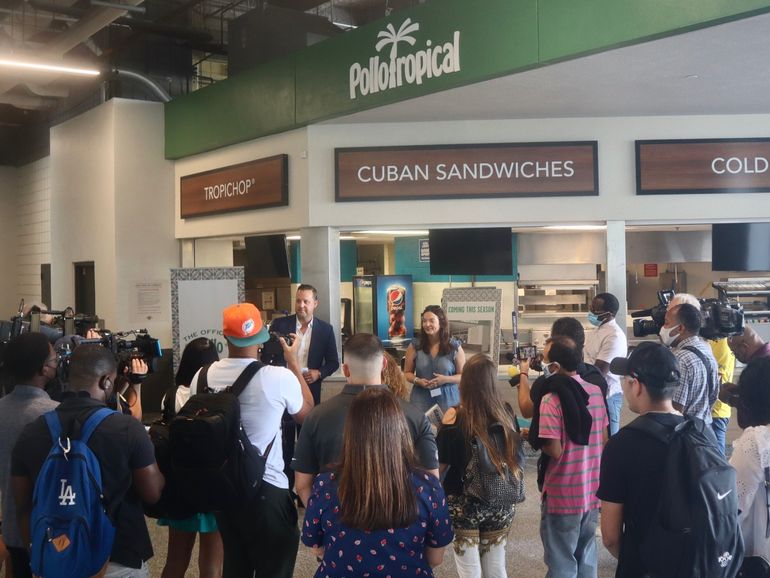 Jeremy Walls, de los Dolphins, y Hope Díaz, de Pollo Tropical, durante la presentación de la oferta gastronómica del equipo de Miami para la temporada 2021 en el Hard Rock Stadium