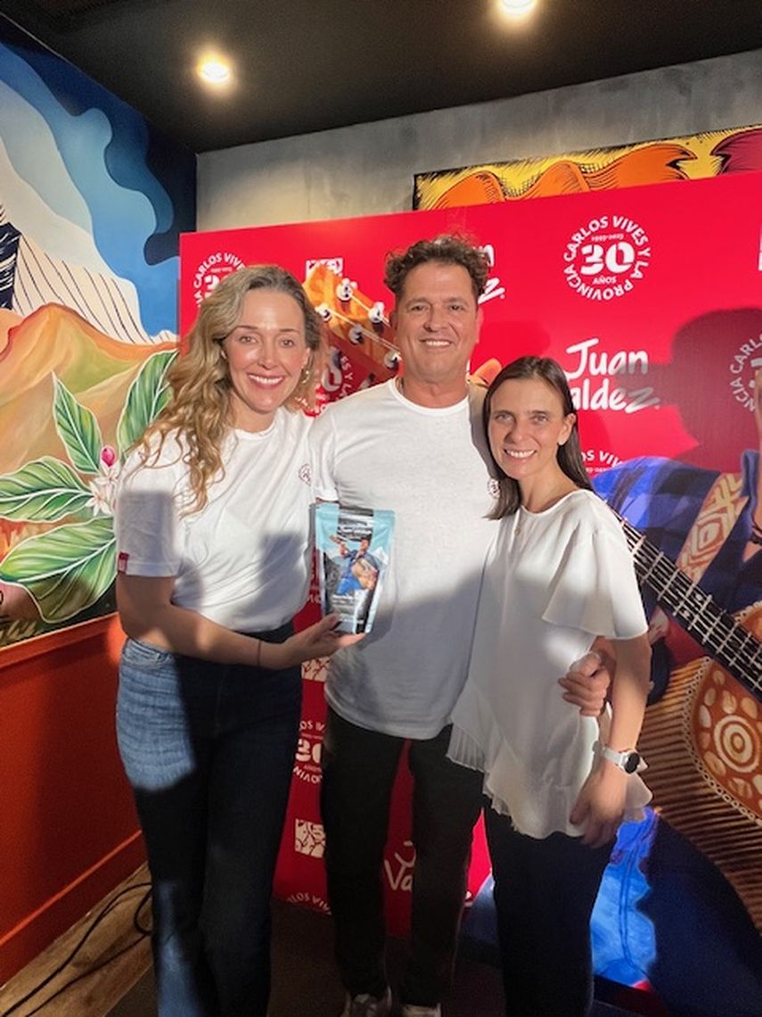 El cantante, junto a su esposa, Claudia Elena (izq.), y Camila Escobar, CEO de Juan Valdez.