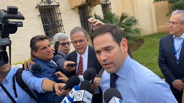 El senador republicano Marco Rubio ofrece declaraciones a su llegada a la 75 Asamblea General de la SIP, en Miami.
