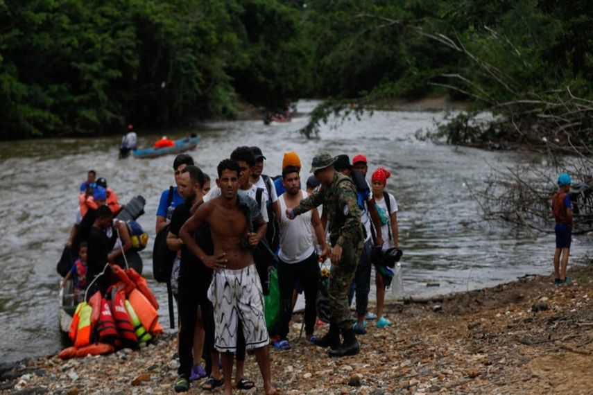 Migrantes son fotografiados a su llegada a la Estación de Recepción de Migrantes en Lajas Blancas, provincia de Darién, Panamá, el 6 de octubre de 2023