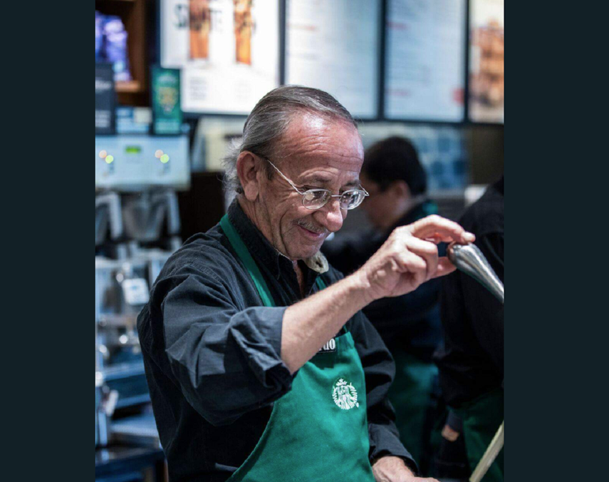 Los empleados muestran su alegría por ser recibido en una compañía como Starbucks.&nbsp;