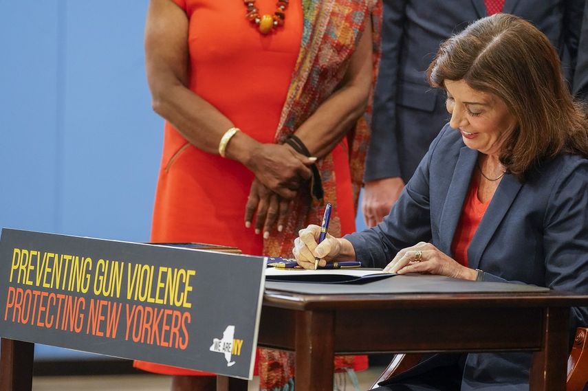 La gobernadora de Nueva York, Kathy Hochul, firma un paquete de medidas para fortalecer las leyes de control de armas, el lunes 6 de junio de 2022, en Nueva York.&nbsp;