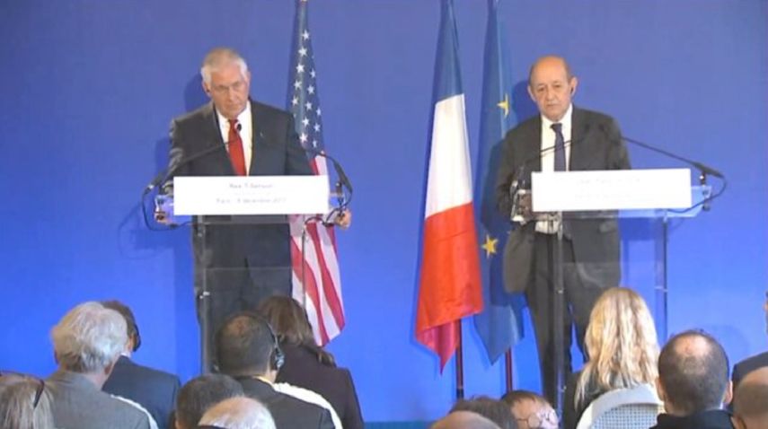 Tillerson compareció ante la prensa en París junto a su homólogo francés, Jean-Yves Le Drian,.
