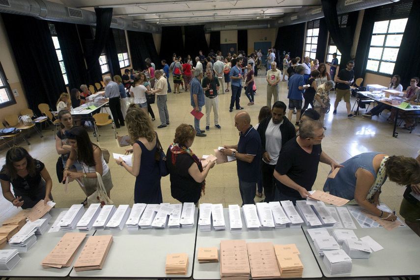 Unos 36,5 millones de españoles están llamados a votar para elegir el Parlamento del que saldrá el próximo Ejecutivo español (EFE)