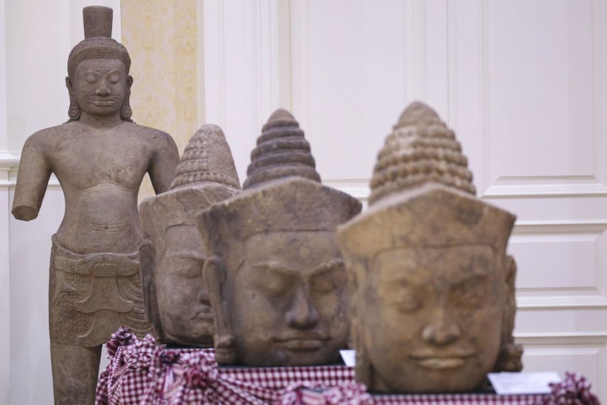 En esta imagen publicada por la Agence Kampuchea Press (AKP), estatuas antiguas mostradas durante una ceremonia para recibir piezas devueltas en el Palacio de la Paz de Nom Pen, Camboya, el jueves 22 de agosto de 2024.
